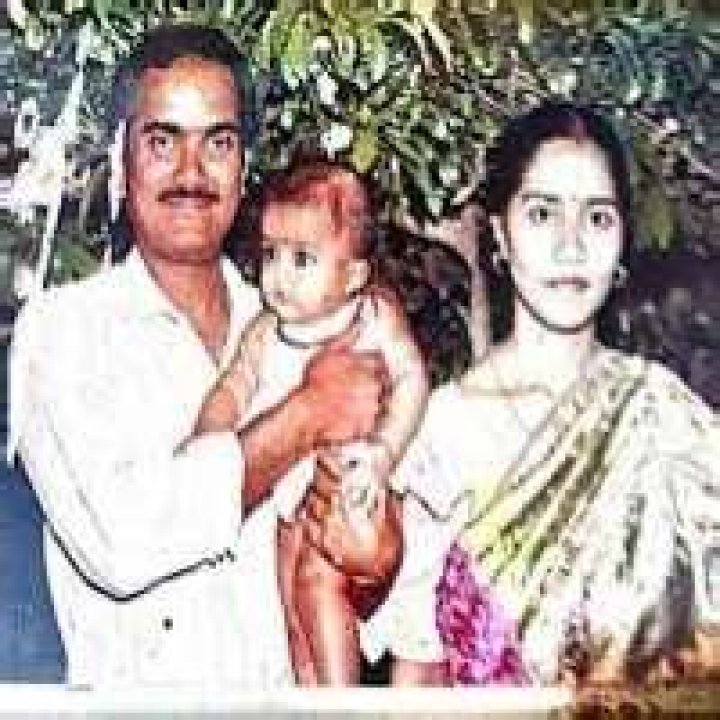 Amika Shail childhood image with her parents