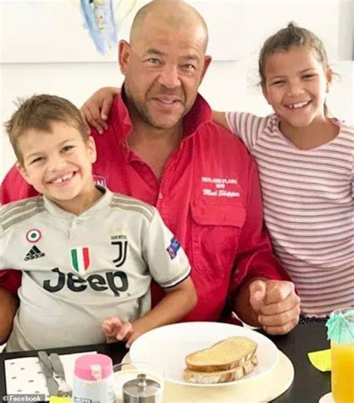 Chloe with her dad Andrew Symonds and brother Billy Symonds