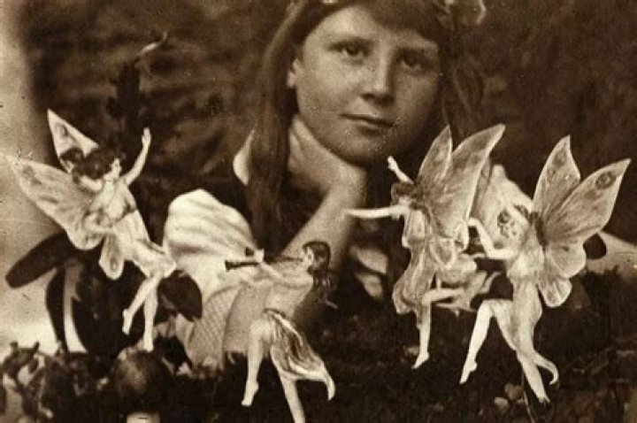 Cottingley Fairies playing with a girl