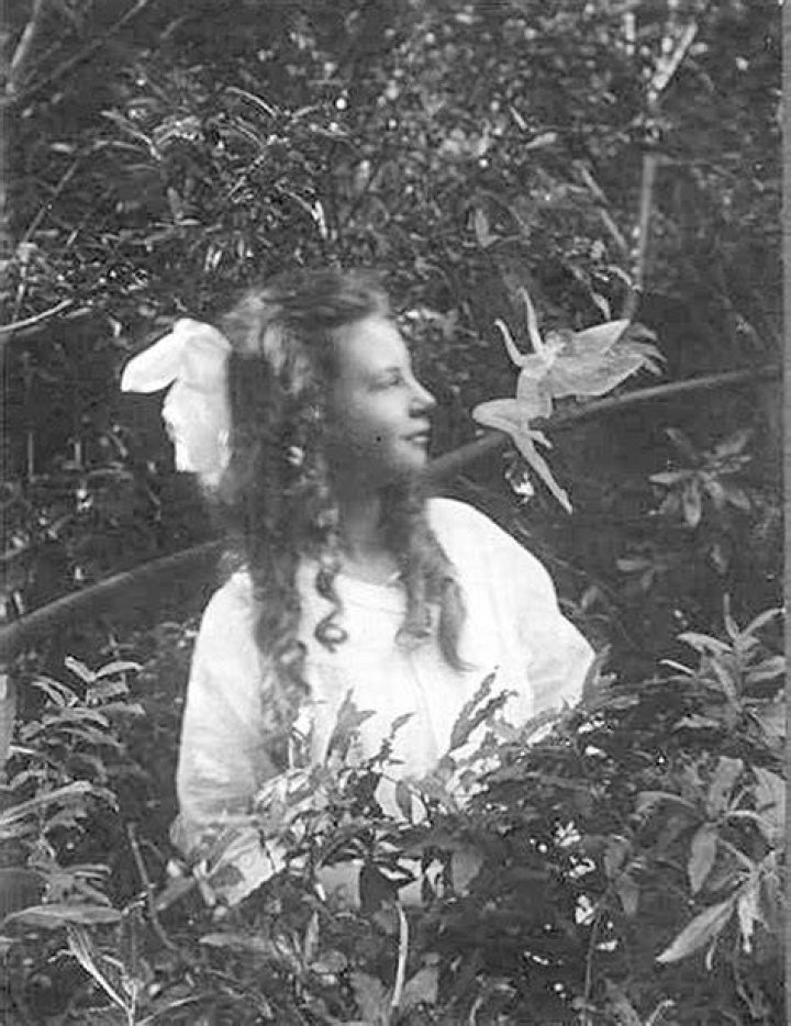 Cottingley Fairies playing with girls