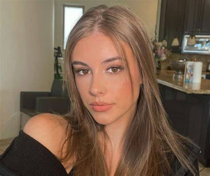 Eva Cudmore posing