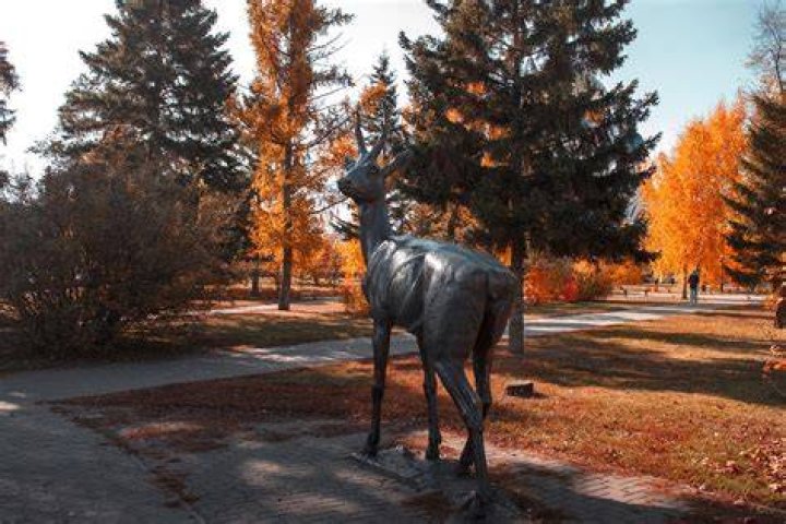 Fall Granja Statue Deer