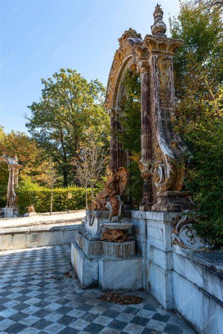 Fall Granja Statue Palace