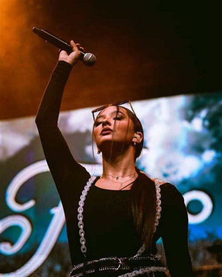 Faouzia while performing in a concert
