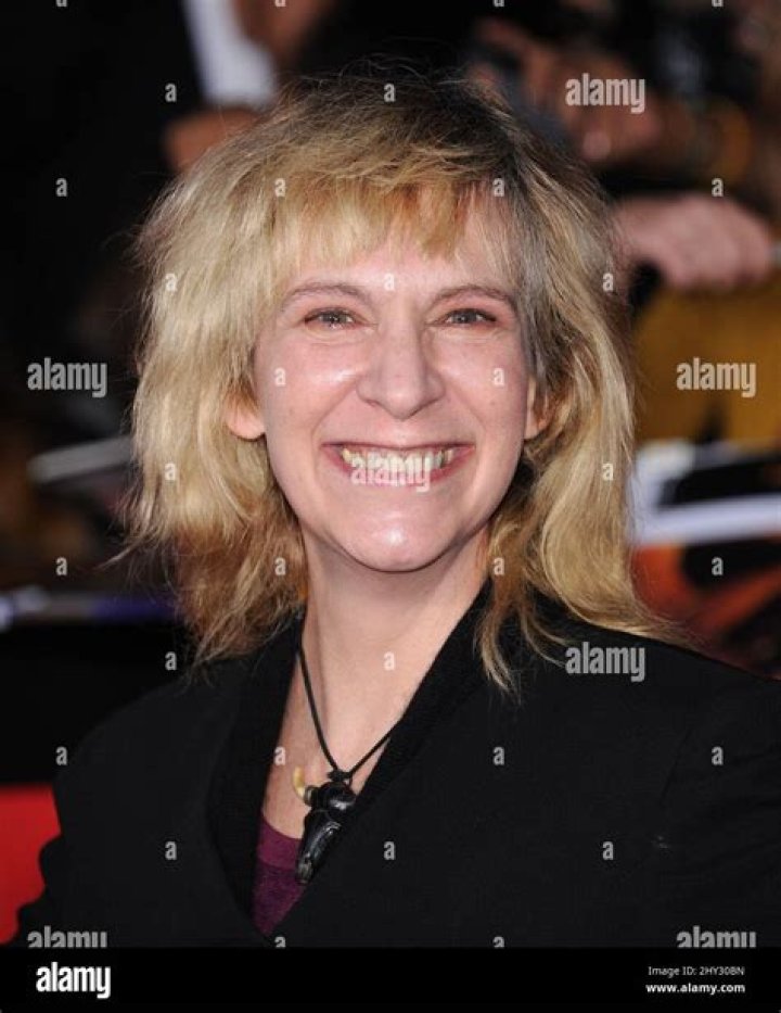 How tall is Amanda Plummer