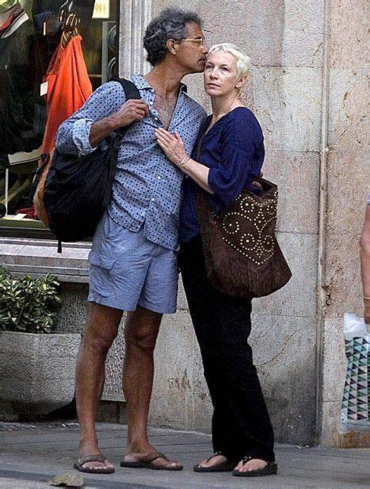 How tall is Annie Lennox