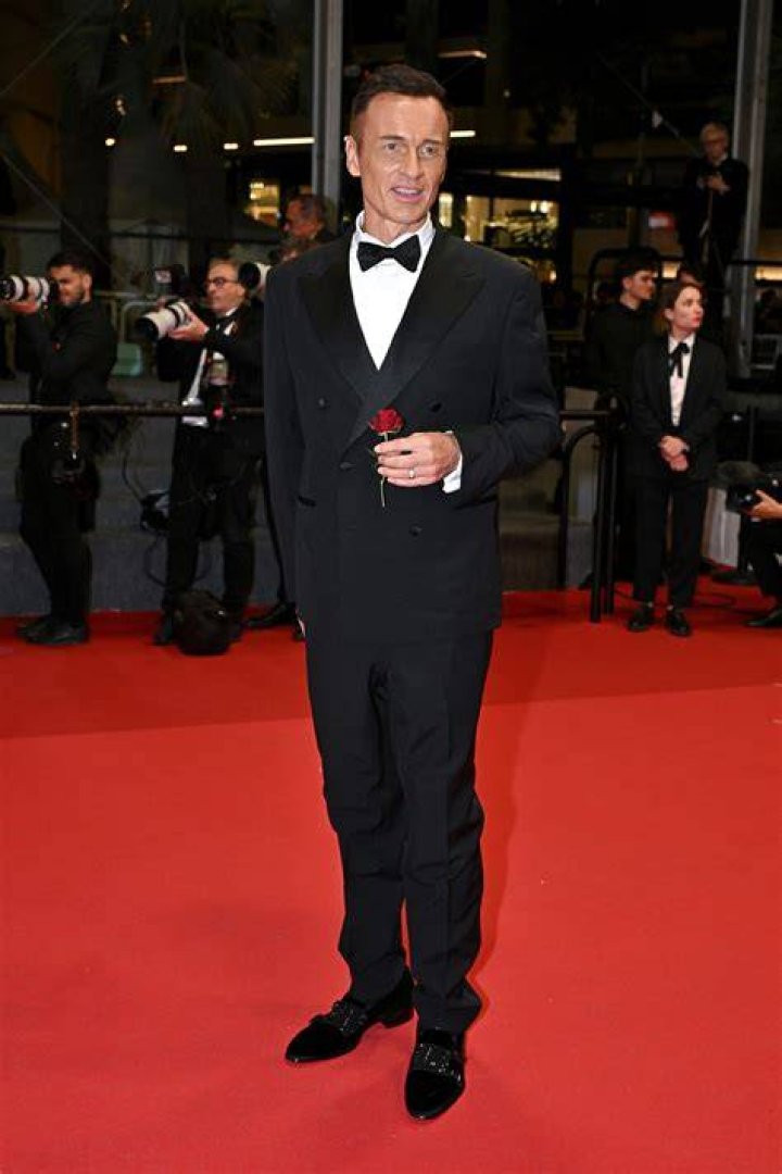 How tall is Julian McMahon