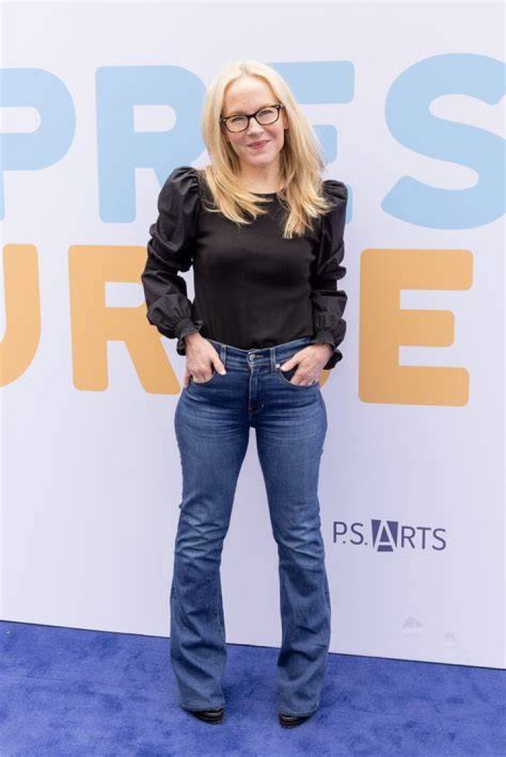 How tall is Rachael Harris