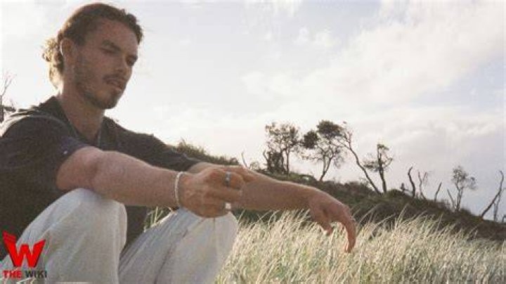 Sam Corlett Height, Weight & Physical Appearance