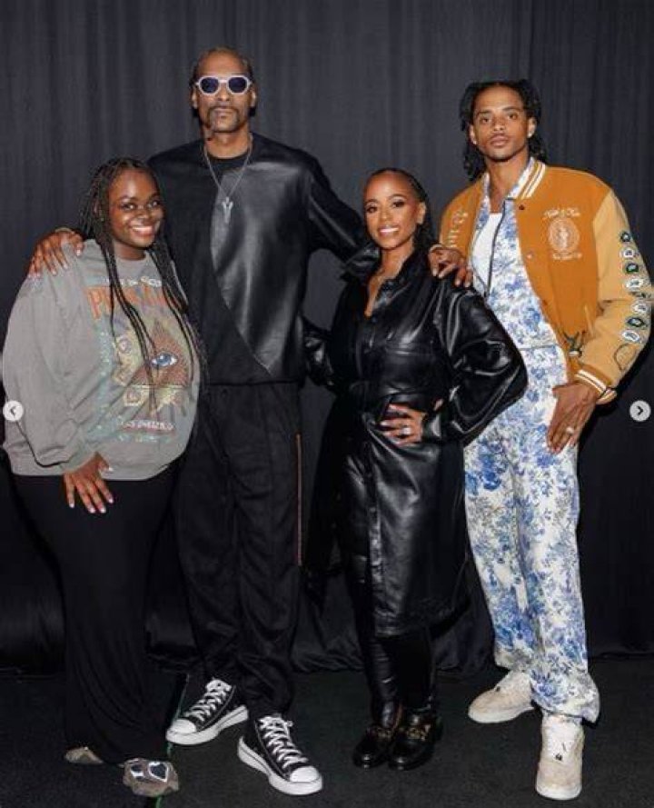 Shante Broadus with her husband Snoop Dogg and kids